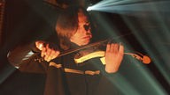 Markus Wienstroer von Hoelderlin spielt Violine beim KrautRockpalast 2005