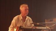 Ingo Bischof von Kraan spielt auf dem Keyboard beim KrautRockpalast 2005