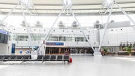 Maxim: Corona Session auf dem Flughafen Düsseldorf