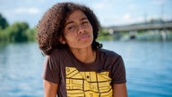 Nneka von vorne am Fluss