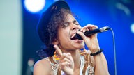Nneka singt sehr ausdrucksstark