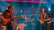 Norah Jones Bassist, Gitarrist und Schlagzeuger auf einem Bild