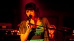 Norah Jones performed auf der Bühne mit Keyboard und Mikrofon