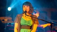 Norah Jones performed mit Mikrofon und Keyboard einen Song