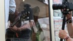 Die Band die Höchste Eisenbahn spielt Unplugged in einem alten Straßenbahnwaggon, der Kameramann steht außerhalb und filmt den Gitarristen durch ein Fenster