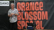Der Kameramann von Rockpalast vor dem Logo von Orange Blossom Special