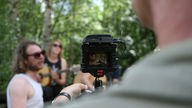Birth Of Joy beim Unplugged Videodreh im Wald, eine Kamera filmt die Band