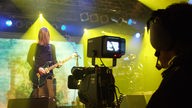 Kameramann filmt Steven Wilson von Porcupine Tree auf der Bühne