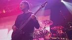 Colin Edwin von Popcupine Tree spielt Bass auf der Bühne