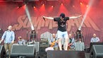 Prinz Pi auf der Summerjam Red stage, umgeben von seinen Musikern