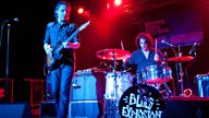 Die Band "The Jon Spencer Blues Explosion" spielt auf der Bühne