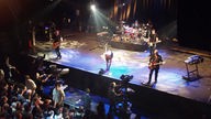 Garbage: Blick von schräg oben auf die Bühne, während eines Konzertes
