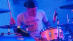 Schlagzeuger der Beatsteaks in Nahaufnahme vor einer Wand aus blauen Leuchtdioden.