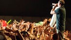 Sänger der Beatsteaks singt am Rande der Bühne und lässt sich vom Publikum feiern