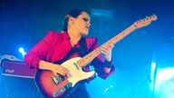 Anna Calvi bearbeitet ihre E-Gitarre.