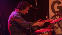 Schlagzeuger von John Watts bei Bootleg im Oktober 2005