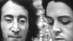 Schwarzweiß Bild von John Lennon und Paul McCartney