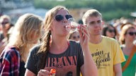 Fan mit Nirvana- Tshirt, der Seifenblasen macht
