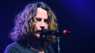 Der Sänger von Soundgarden singt ins Mikrofon und blickt nach vorne