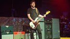 Der Bassist von Soundgarden steht vor einer Reihe von Verstärkern und Boxen.