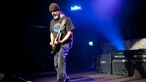 Der zweite Gitarrist von Soundgarden steht vor seinen Effektgeräten für die Gitarre.