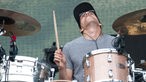 Schlagzeuger spielt und legt den Kopf in den Nacken