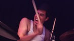 Ben Azzi am Schlagzeug, den Mund aufgerissen