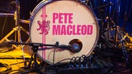 Dave McKays Bassdrum ziert der Schottische Löwe und der Name von Pete MacLeod.
