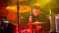 Drummer McKay bearbeitet Hi-Hat und Snare.
