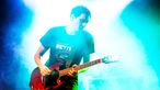 Billy Lunn an seiner Gitarre in blauen Scheinwerferlicht