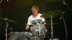 Der Drummer an seinem transparenten Drumkit.