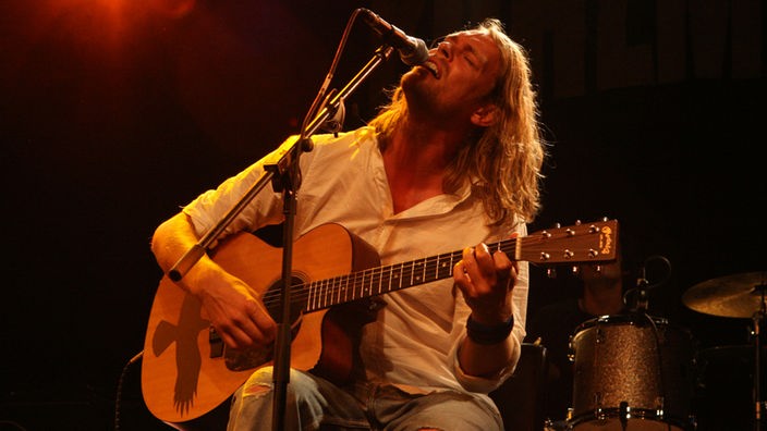 Ingo Pohlmann mit geschlossenen Augen an Mikrofon und Gitarre beim Underground Festival 2007