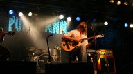 Ingo Pohlmann sitzt und spielt Gitarre beim Underground Festival 2007