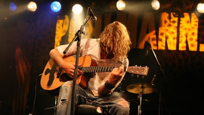 Ingo Pohlmann wirft beim Gitarrespielen beim Underground Festival 2007 seine Haare nach vorne