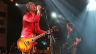 Sebastian Madsen im roten Hemd auf der Bühne mit seiner Gruppe Madsen beim Underground Festival 2007