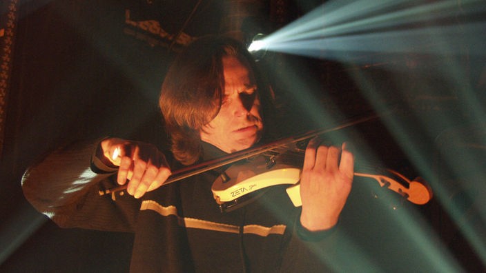 Markus Wienstroer von Hoelderlin spielt Violine 