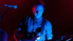 Portrait Gitarrist in blauem Licht
