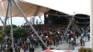 Bühne auf dem Museumsplatz in Bonn mit den Fans