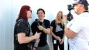 Rockpalast-Reporter Ingo Schmoll (Mitte) im Interview mit Mitgliedern der Band "Arch Enemy", ein Kameramann filmt sie
