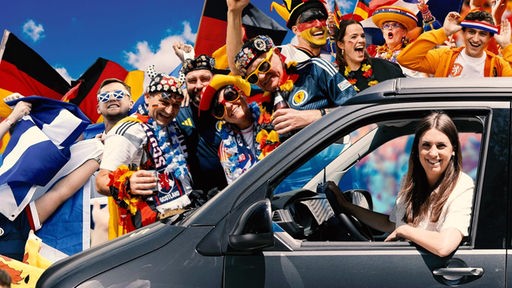 Fotomontage: Elli Hyra in einem Auto vor Fußballfans