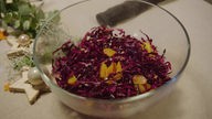 Das Bild zeigt Rotkohl-Salat mit Feigen und Orangenfilets