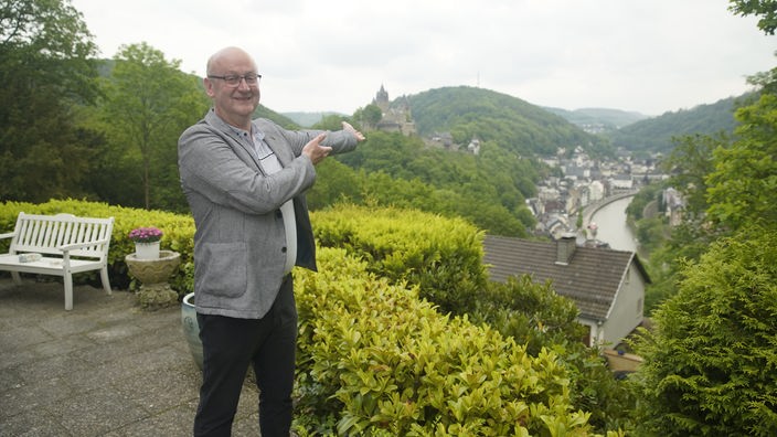 Der Bürgermeister zeigt auf die Altstadt Altena und den Fluss 