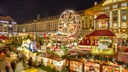Das Bild zeigt einen Weihnachtsmarkt.