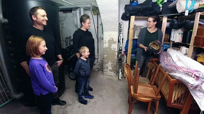 Das Bild zeigt Upcycling-Expertin Steffi Treiber zusammen mit der Familie Terpoten.
