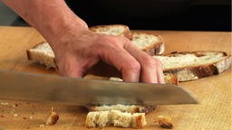 Brot wird in Würfel geschnitten