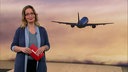  Yvonne Willicks steht im Servicezeit-Studio. Im Hintergrund sieht man das Bild eines abhebendes Flugzeug.