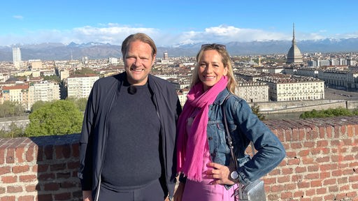 Spitzenkoch Björn Freitag (l) und Reiseexpertin Tamina Kallert in Turin, Blick über die Stadt.