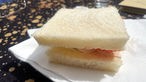 Tramezzini: Sandwich aus zwei Scheiben des eckigen, luftigen Weissbrots auf einer Serviette. 