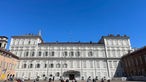 Frontansicht der weißen Fassade des Königlicher Palasts der Savoyen.