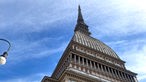 Mole Antonelliana: Der imposante Turm des Gebäudes prägt die Turiner Skyline und gilt als eines der Wahrzeichen der Stadt.